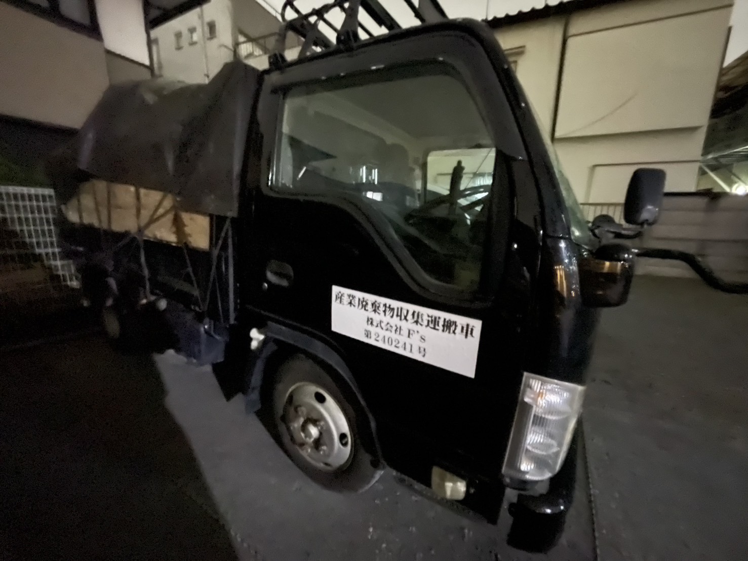 産業廃棄物収集トラック